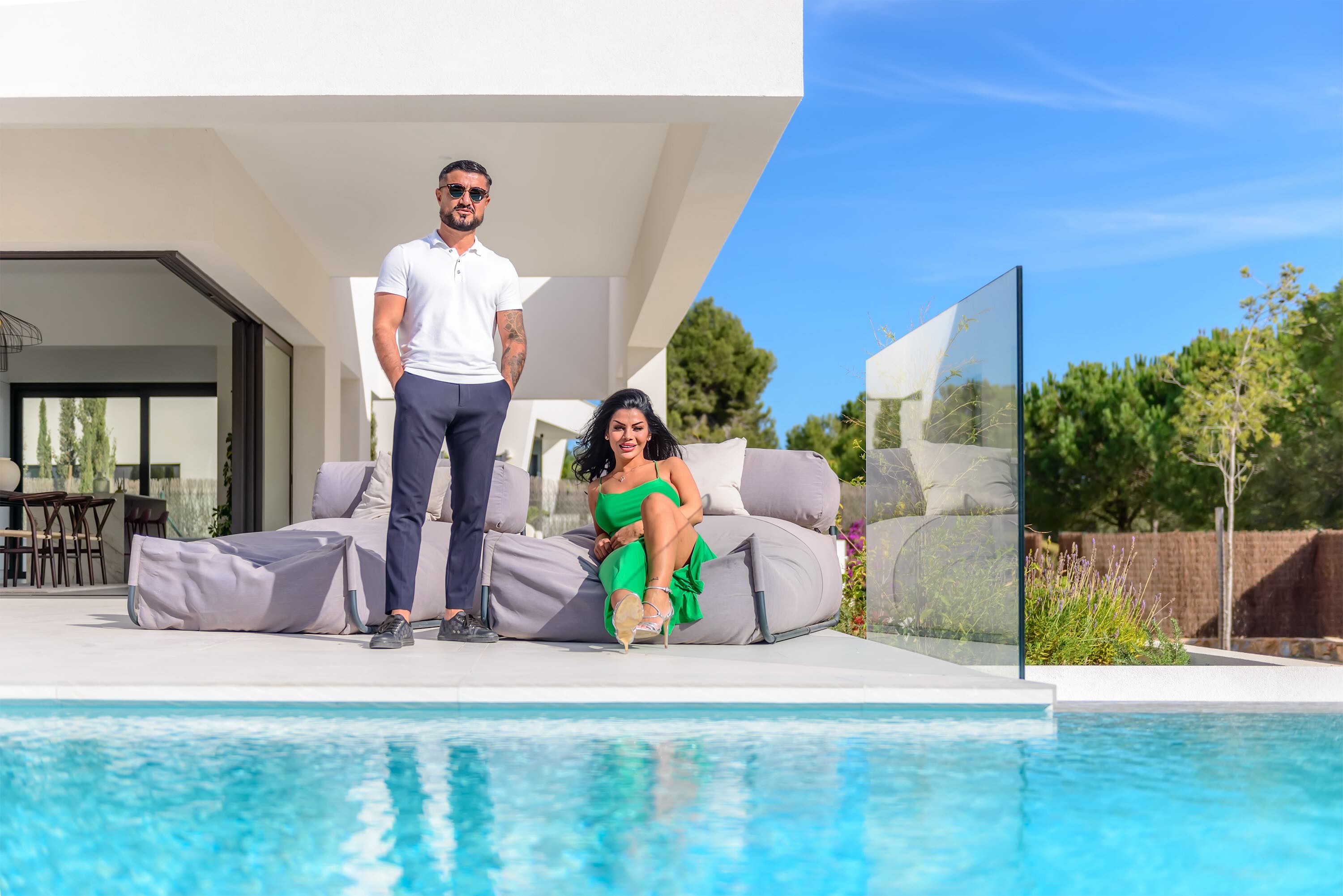 Nima ja Sara, kiinteistönvälittäjät Noir Propertiesilla